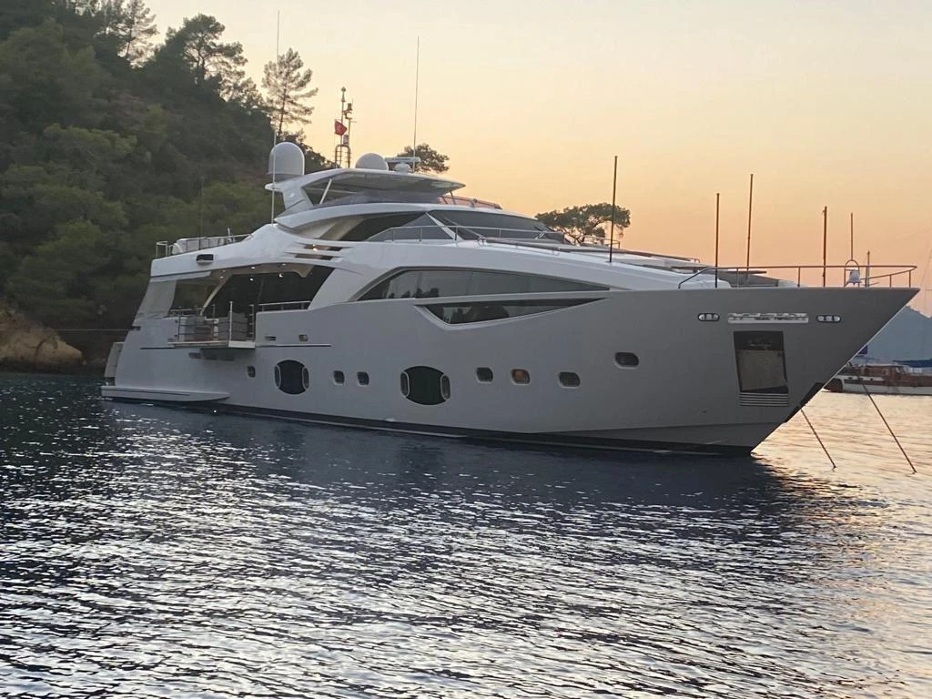 Ferretti Custom Line 100