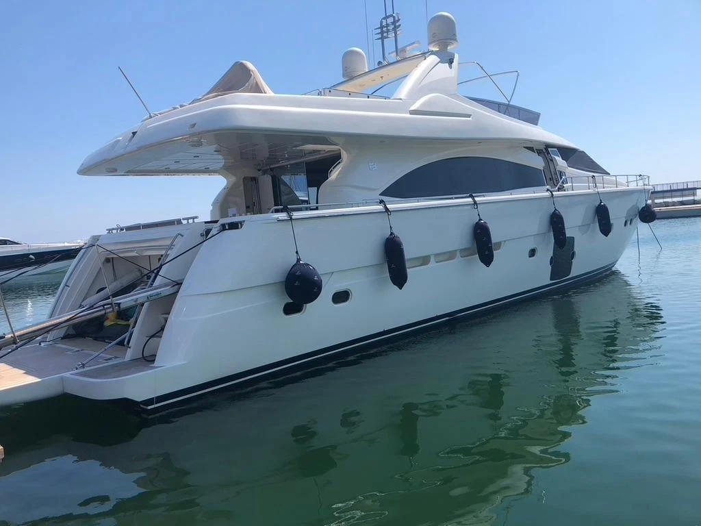 Ferretti 830