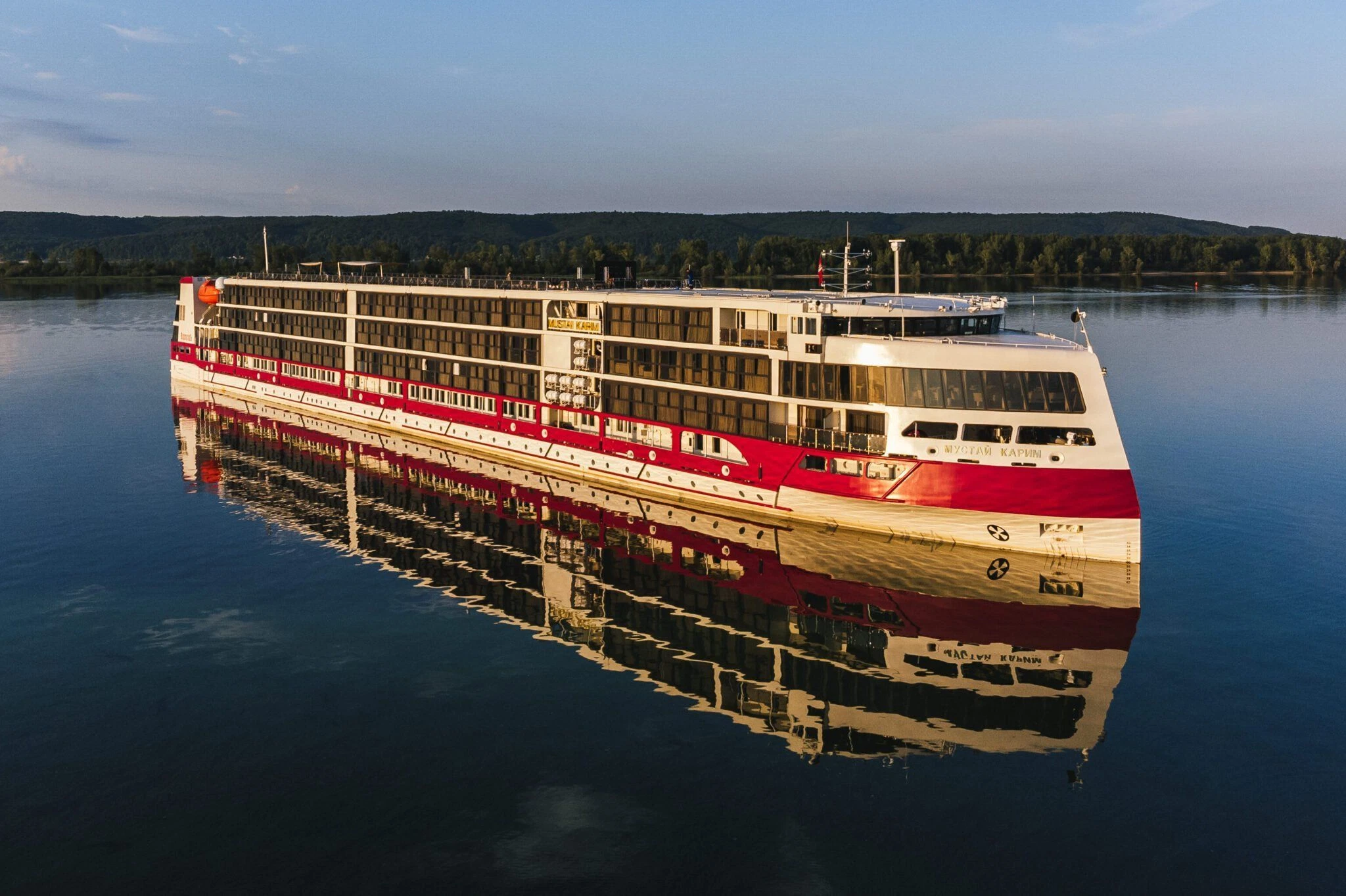 Теплоход "Мустай Карим"