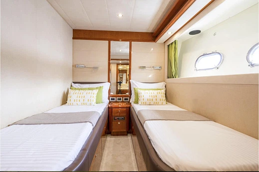 Яхта Ferretti 830 2006 9