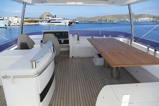 Яхта Princess 72 2015 10