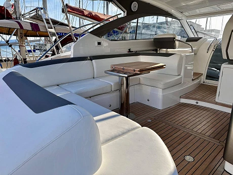 Яхта Princess V40 2022 13