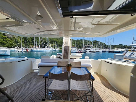 Яхта Ferretti 590 2004 6