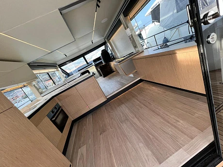 Яхта Absolute 60 Fly 2022 9