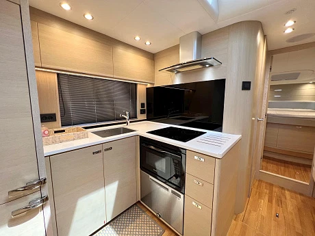 Яхта Princess V50 Open 2021 7