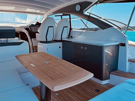 Яхта Princess V40 2022 15