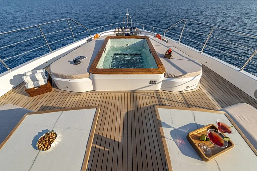 Majesty 111 yacht  4