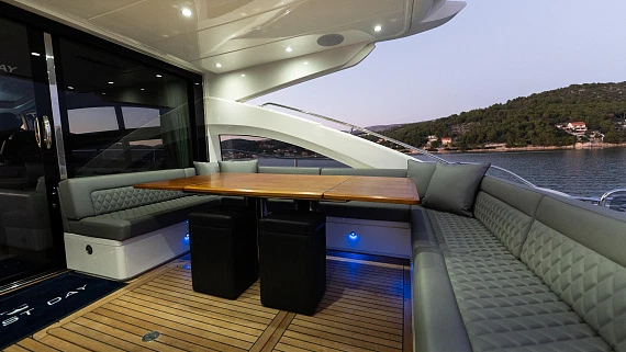 Яхта Princess V72 2012 6