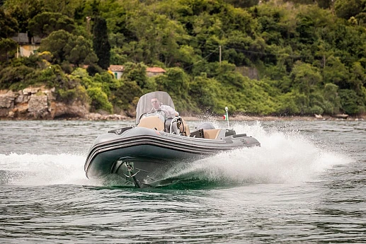 Яхта Strider 900  1