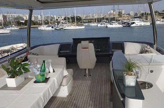 Яхта Princess 82 2015 2