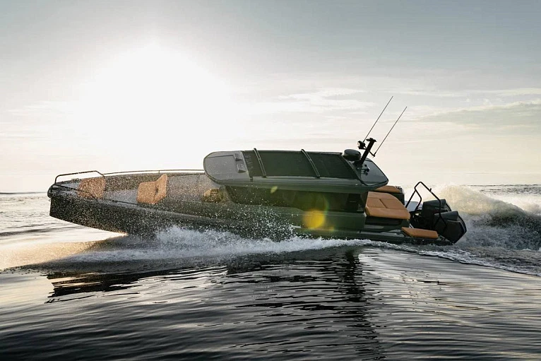 Axopar Brabus Shadow 900 XC Cross Cabin