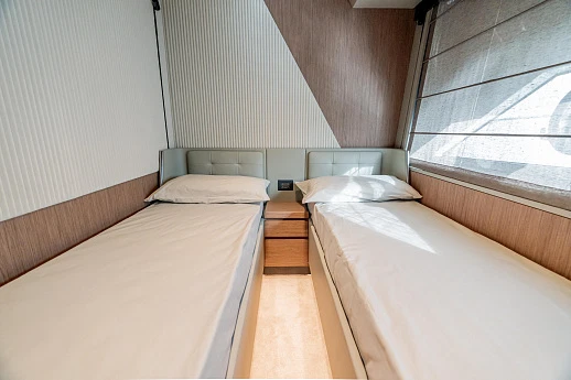 Яхта Ferretti 720 2022 13
