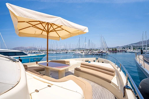 Яхта Ferretti Altura 840 2010 2