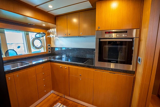 Яхта Ferretti Altura 840 2010 14