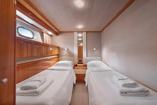 Яхты Ferretti 760 2004 7