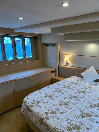 Яхта Princess 62 2010 11