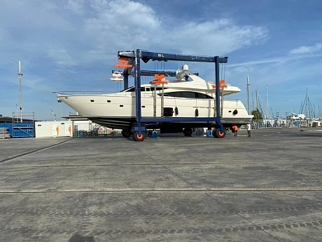 Яхта Ferretti 830 2006 11