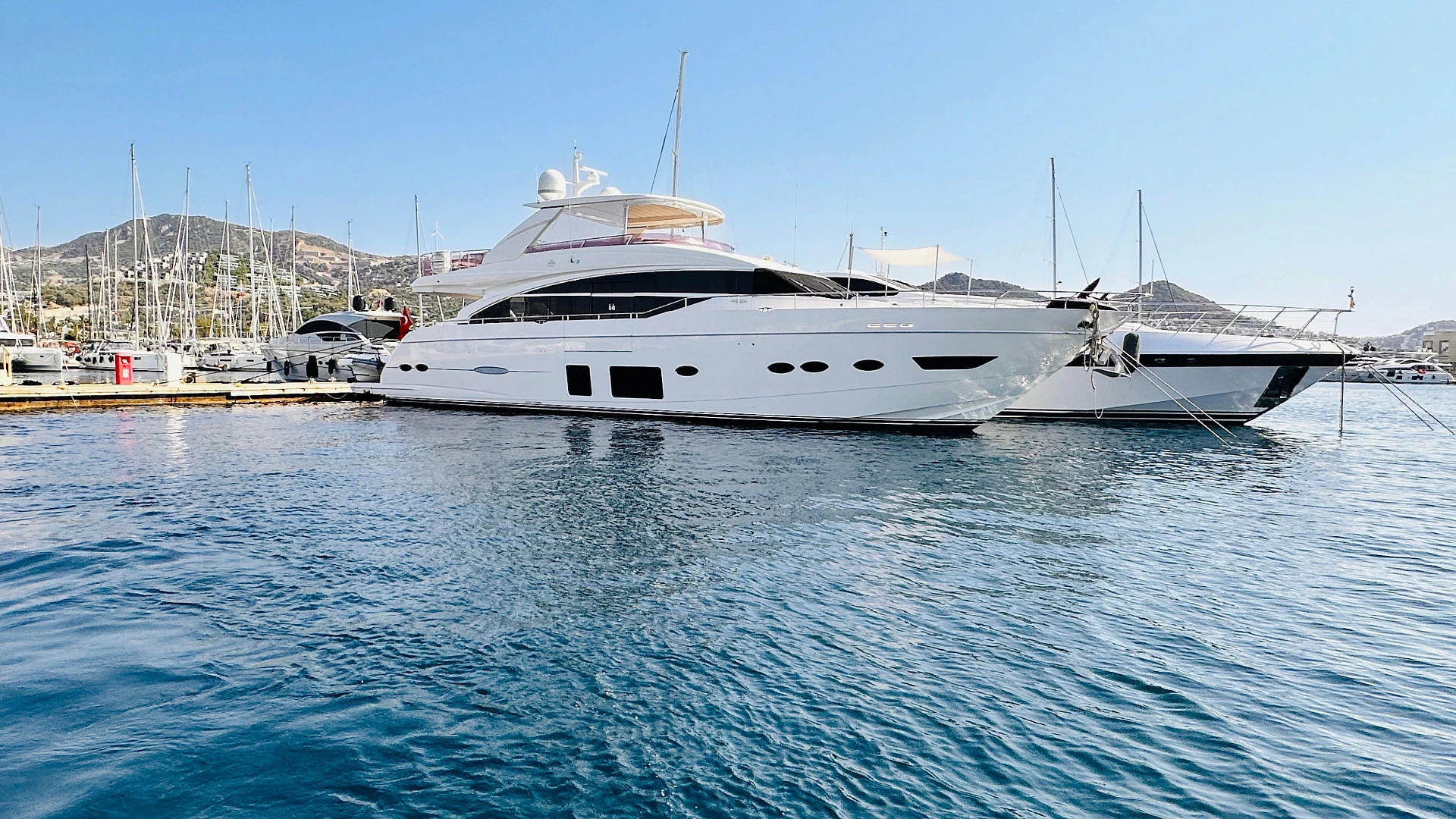 Princess Flybridge 88