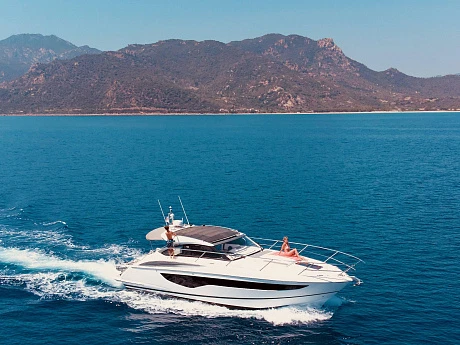 Яхта Princess V40 2022 4