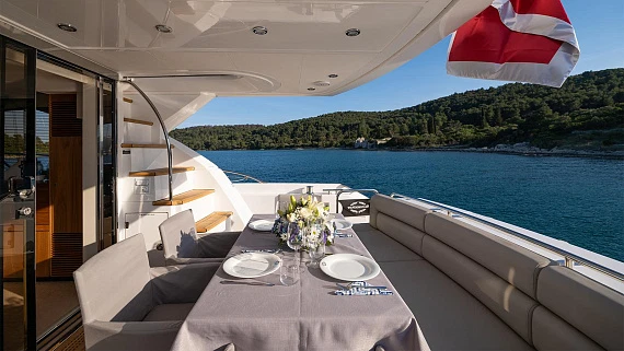 Sunseeker Manhattan 63 yacht 2011 8