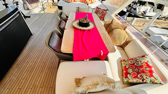 Яхта Princess Flybridge 88 2014 7