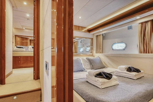 Яхта Ferretti 830 2006 9