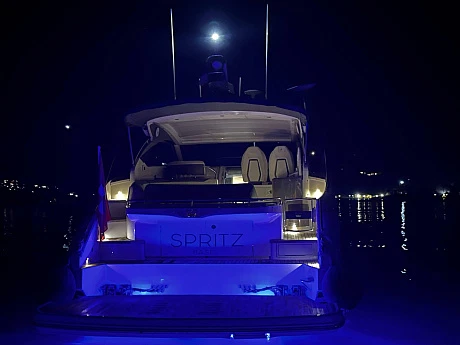 Яхта Princess V40 2022 10