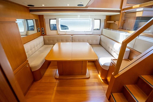 Яхта Ferretti Altura 840 2010 10
