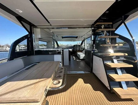 Яхта Sunseeker 65 Sport 2022 2
