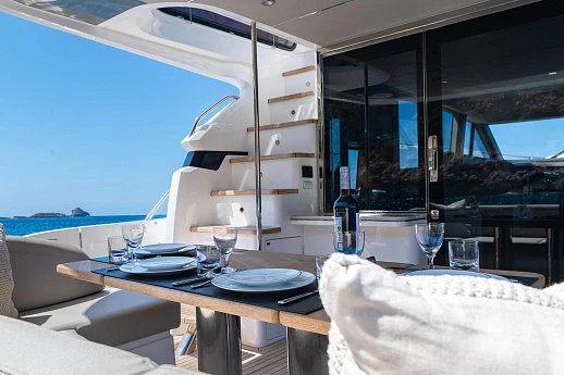 Яхта Princess F55 2023 6