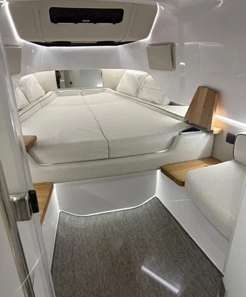 Моторная яхта Axopar BRABUS 37 XC Cross Cabin 2025 6