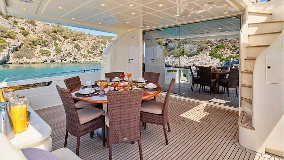 Ferretti 880 yacht 2004 10