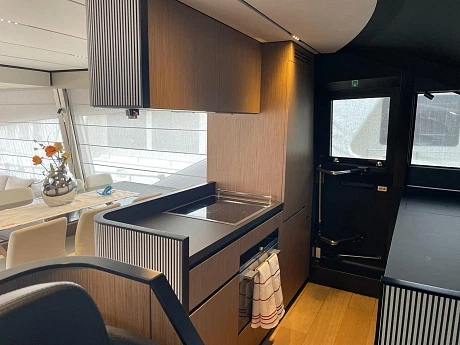 Яхта Ferretti 720 2023 13