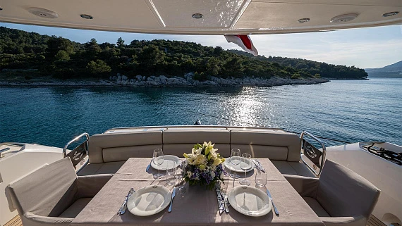 Sunseeker Manhattan 63 yacht 2011 7