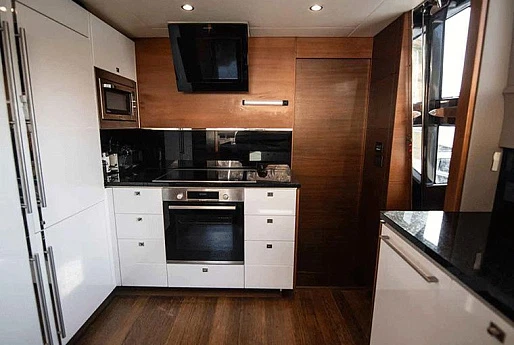 Яхта Princess Flybridge 88 2014 13