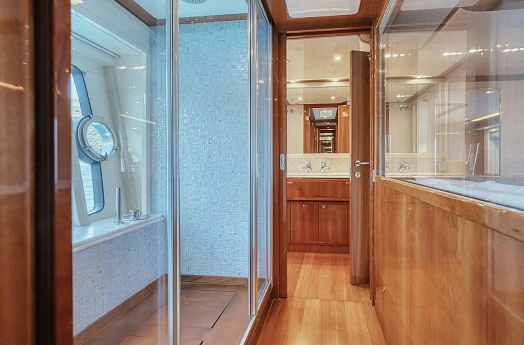 Яхта Ferretti 830 2006 8