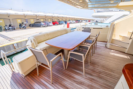 Яхта Ferretti Altura 840 2010 1