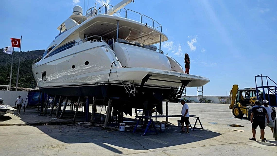 Яхта Princess 95 2011 2