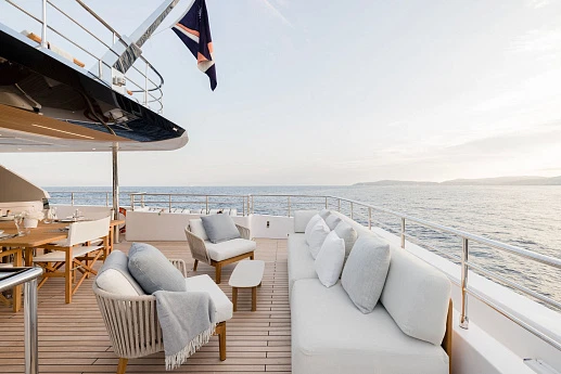 Яхта Majesty 120  6