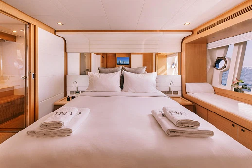 Яхта Ferretti 800 2010 14