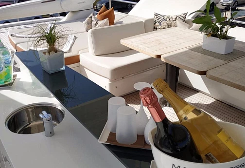 Яхта Princess 82 2015 1