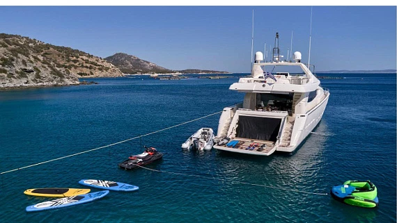 Ferretti 880 yacht 2004 5