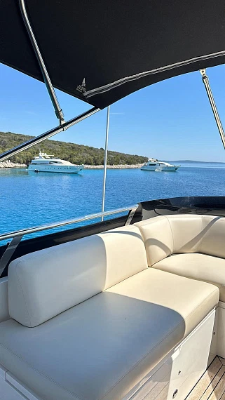 Яхта Princess 62 2010 2