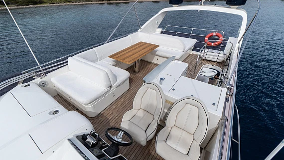 Яхта Princess 64 2012 10