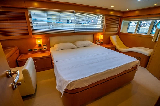 Яхта Ferretti Altura 840 2010 4