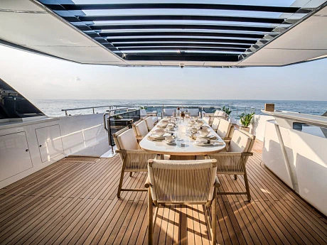 Яхта Majesty 100 Terrace  15