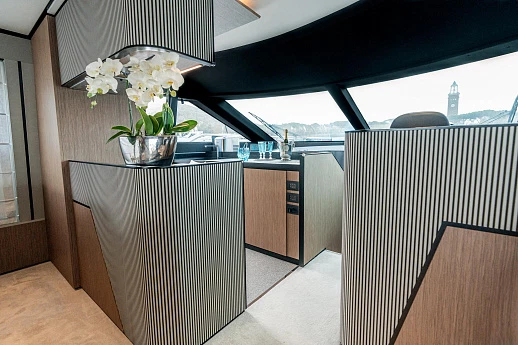 Яхта Ferretti 720 2022 10