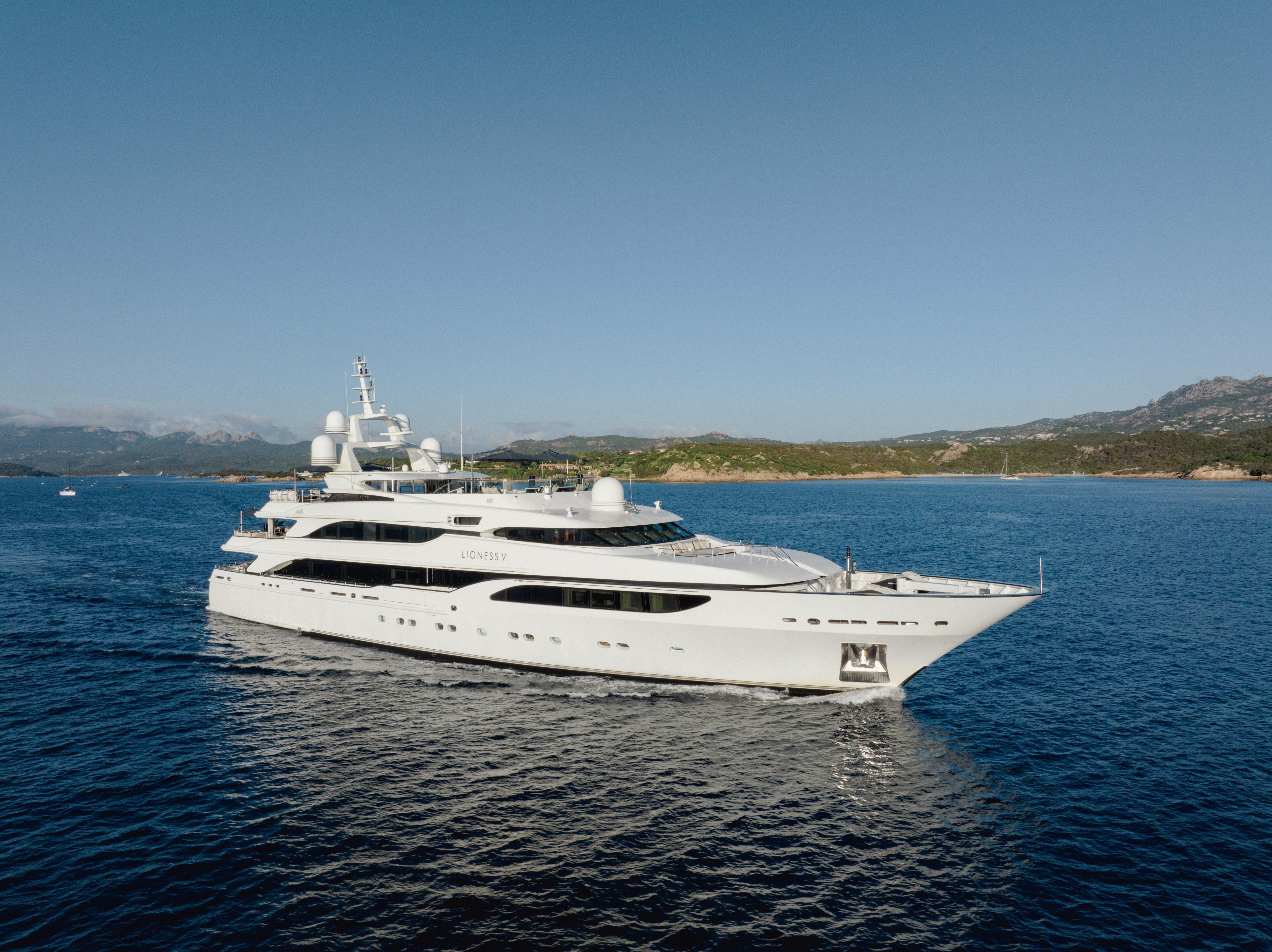 Benetti 233