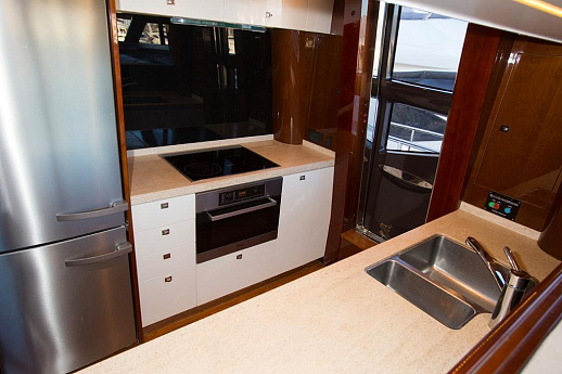 Яхта Princess Flybridge 82 2013 7