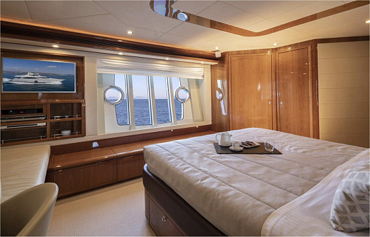 Яхта Ferretti 830 2006 8